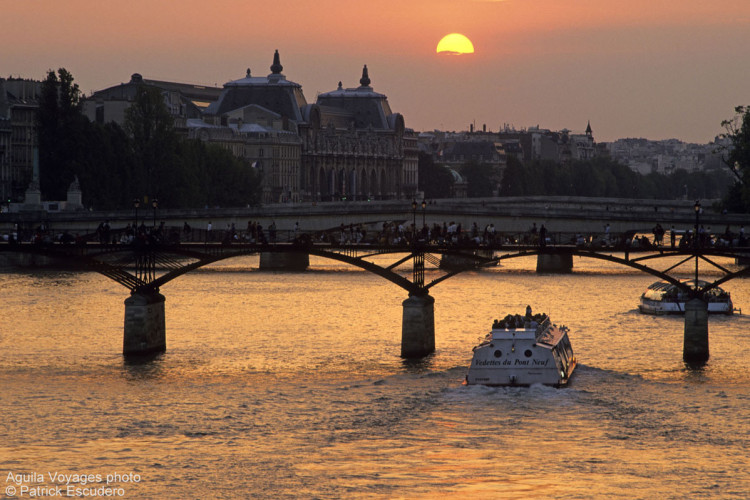 France, Paris (75), 1er et 6è arrondissements, coucher de soleil sur la passerelle des arts et pont du Carrousel en arrière plan