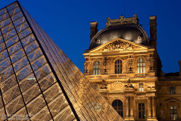 France, Paris (75),  Musée du Louvre,  la pyramide du Louvre par l'architecte Ieoh Ming Pei et la façade du pavillon Richelieu // France, Paris (75), Musée du Louvre,  the Pyramid by the architect IM Pei and the Richelieu pavillion