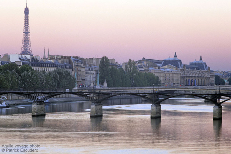 France, Paris (75), passerelle des arts, pont du Carrousel, tour Eiffel et musée d'Orsay