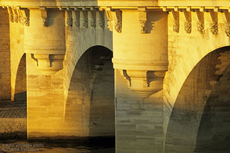 France, Paris (75), 1er et 6è arrondissement, détail des piles et des mascarons du Pont Neuf sur le petit bras de Seine rive gauche