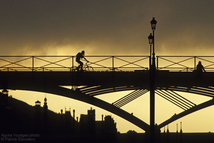 France, Paris (75), 1er et 6è arrondissements, lumière d'orage sur la passerelle des arts